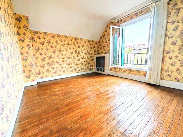 Découvrez cette maison de caractère d'une superficie de 114,03 m² sur une parcelle de 109 m², édifiée en 1929, nichée dans un environnement calme au cœur de Viroflay, à proximité immédiate de Versailles et de toutes les commodités.

Un atout majeur et rare pour une construction de cette époque : le bien affiche un classement DPE en catégorie D, garantissant une maîtrise des consommations énergétiques et un confort thermique appréciable au quotidien.

Agencement sur trois niveaux :
- Rez-de-chaussée / Espace de vie : Accessible par l'extérieur via un escalier, l'entrée s'ouvre sur un dégagement menant à une cuisine fonctionnelle dotée d'une verrière communiquant directement avec un salon-séjour lumineux. Possibilité de créer une immense pièce de vie conviviale, intégrant la cuisine, le salon et la salle à manger !
- Étage : Le palier dessert une salle de douche avec toilettes ainsi que trois belles chambres aux volumes optimisés, dont une équipée d'une clim réversible air/air
- Sous-sol : Entièrement compartimenté et aménagé, il intègre un espace type petit studio, idéal pour un usage indépendant ou un bureau accessible depuis une petite véranda attenante à la cuisine.

Profiter d'un extérieur clos de haies (prévoir un bon élagage pour récupérer de la surface !) grâce à un balcon au premier niveau, une cour terrasse sur l'arrière et le côté de la maison.

Prestations et environnement :
- Performance énergétique : DPE classé en D. (possibilité d'évoluer vers une pompe à chaleur air/eau)
- Menuiseries de qualité avec survitrage et climatisation dans la chambre principale.
- Chauffage individuel au gaz.
- Taxe foncière : 950 €.
- Proximité immédiate des écoles, des commerces et des gares pour un accès rapide aux transports.

Pour toute information complémentaire ou pour organiser une visite, contactez WILLY BOYÉ au 07 87 37 75 87.

Action !