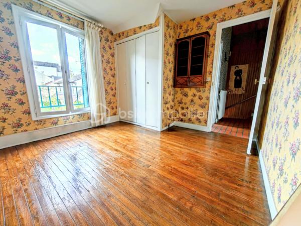 Découvrez cette maison de caractère d'une superficie de 114,03 m² sur une parcelle de 109 m², édifiée en 1929, nichée dans un environnement calme au cœur de Viroflay, à proximité immédiate de Versailles et de toutes les commodités.

Un atout majeur et rare pour une construction de cette époque : le bien affiche un classement DPE en catégorie D, garantissant une maîtrise des consommations énergétiques et un confort thermique appréciable au quotidien.

Agencement sur trois niveaux :
- Rez-de-chaussée / Espace de vie : Accessible par l'extérieur via un escalier, l'entrée s'ouvre sur un dégagement menant à une cuisine fonctionnelle dotée d'une verrière communiquant directement avec un salon-séjour lumineux. Possibilité de créer une immense pièce de vie conviviale, intégrant la cuisine, le salon et la salle à manger !
- Étage : Le palier dessert une salle de douche avec toilettes ainsi que trois belles chambres aux volumes optimisés, dont une équipée d'une clim réversible air/air
- Sous-sol : Entièrement compartimenté et aménagé, il intègre un espace type petit studio, idéal pour un usage indépendant ou un bureau accessible depuis une petite véranda attenante à la cuisine.

Profiter d'un extérieur clos de haies (prévoir un bon élagage pour récupérer de la surface !) grâce à un balcon au premier niveau, une cour terrasse sur l'arrière et le côté de la maison.

Prestations et environnement :
- Performance énergétique : DPE classé en D. (possibilité d'évoluer vers une pompe à chaleur air/eau)
- Menuiseries de qualité avec survitrage et climatisation dans la chambre principale.
- Chauffage individuel au gaz.
- Taxe foncière : 950 €.
- Proximité immédiate des écoles, des commerces et des gares pour un accès rapide aux transports.

Pour toute information complémentaire ou pour organiser une visite, contactez WILLY BOYÉ au 07 87 37 75 87.

Action !