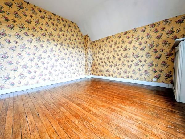 Découvrez cette maison de caractère d'une superficie de 114,03 m² sur une parcelle de 109 m², édifiée en 1929, nichée dans un environnement calme au cœur de Viroflay, à proximité immédiate de Versailles et de toutes les commodités.

Un atout majeur et rare pour une construction de cette époque : le bien affiche un classement DPE en catégorie D, garantissant une maîtrise des consommations énergétiques et un confort thermique appréciable au quotidien.

Agencement sur trois niveaux :
- Rez-de-chaussée / Espace de vie : Accessible par l'extérieur via un escalier, l'entrée s'ouvre sur un dégagement menant à une cuisine fonctionnelle dotée d'une verrière communiquant directement avec un salon-séjour lumineux. Possibilité de créer une immense pièce de vie conviviale, intégrant la cuisine, le salon et la salle à manger !
- Étage : Le palier dessert une salle de douche avec toilettes ainsi que trois belles chambres aux volumes optimisés, dont une équipée d'une clim réversible air/air
- Sous-sol : Entièrement compartimenté et aménagé, il intègre un espace type petit studio, idéal pour un usage indépendant ou un bureau accessible depuis une petite véranda attenante à la cuisine.

Profiter d'un extérieur clos de haies (prévoir un bon élagage pour récupérer de la surface !) grâce à un balcon au premier niveau, une cour terrasse sur l'arrière et le côté de la maison.

Prestations et environnement :
- Performance énergétique : DPE classé en D. (possibilité d'évoluer vers une pompe à chaleur air/eau)
- Menuiseries de qualité avec survitrage et climatisation dans la chambre principale.
- Chauffage individuel au gaz.
- Taxe foncière : 950 €.
- Proximité immédiate des écoles, des commerces et des gares pour un accès rapide aux transports.

Pour toute information complémentaire ou pour organiser une visite, contactez WILLY BOYÉ au 07 87 37 75 87.

Action !