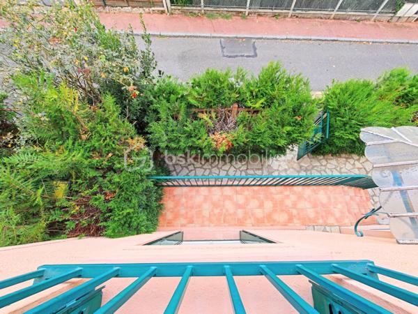 Découvrez cette maison de caractère d'une superficie de 114,03 m² sur une parcelle de 109 m², édifiée en 1929, nichée dans un environnement calme au cœur de Viroflay, à proximité immédiate de Versailles et de toutes les commodités.

Un atout majeur et rare pour une construction de cette époque : le bien affiche un classement DPE en catégorie D, garantissant une maîtrise des consommations énergétiques et un confort thermique appréciable au quotidien.

Agencement sur trois niveaux :
- Rez-de-chaussée / Espace de vie : Accessible par l'extérieur via un escalier, l'entrée s'ouvre sur un dégagement menant à une cuisine fonctionnelle dotée d'une verrière communiquant directement avec un salon-séjour lumineux. Possibilité de créer une immense pièce de vie conviviale, intégrant la cuisine, le salon et la salle à manger !
- Étage : Le palier dessert une salle de douche avec toilettes ainsi que trois belles chambres aux volumes optimisés, dont une équipée d'une clim réversible air/air
- Sous-sol : Entièrement compartimenté et aménagé, il intègre un espace type petit studio, idéal pour un usage indépendant ou un bureau accessible depuis une petite véranda attenante à la cuisine.

Profiter d'un extérieur clos de haies (prévoir un bon élagage pour récupérer de la surface !) grâce à un balcon au premier niveau, une cour terrasse sur l'arrière et le côté de la maison.

Prestations et environnement :
- Performance énergétique : DPE classé en D. (possibilité d'évoluer vers une pompe à chaleur air/eau)
- Menuiseries de qualité avec survitrage et climatisation dans la chambre principale.
- Chauffage individuel au gaz.
- Taxe foncière : 950 €.
- Proximité immédiate des écoles, des commerces et des gares pour un accès rapide aux transports.

Pour toute information complémentaire ou pour organiser une visite, contactez WILLY BOYÉ au 07 87 37 75 87.

Action !