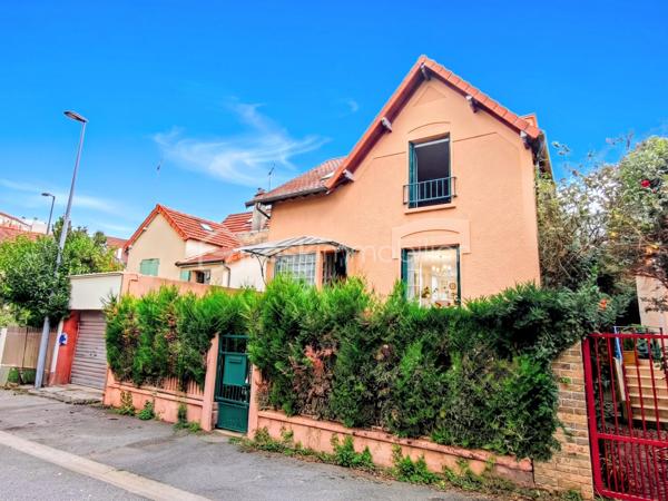 Découvrez cette maison de caractère d'une superficie de 114,03 m² sur une parcelle de 109 m², édifiée en 1929, nichée dans un environnement calme au cœur de Viroflay, à proximité immédiate de Versailles et de toutes les commodités.

Un atout majeur et rare pour une construction de cette époque : le bien affiche un classement DPE en catégorie D, garantissant une maîtrise des consommations énergétiques et un confort thermique appréciable au quotidien.

Agencement sur trois niveaux :
- Rez-de-chaussée / Espace de vie : Accessible par l'extérieur via un escalier, l'entrée s'ouvre sur un dégagement menant à une cuisine fonctionnelle dotée d'une verrière communiquant directement avec un salon-séjour lumineux. Possibilité de créer une immense pièce de vie conviviale, intégrant la cuisine, le salon et la salle à manger !
- Étage : Le palier dessert une salle de douche avec toilettes ainsi que trois belles chambres aux volumes optimisés, dont une équipée d'une clim réversible air/air
- Sous-sol : Entièrement compartimenté et aménagé, il intègre un espace type petit studio, idéal pour un usage indépendant ou un bureau accessible depuis une petite véranda attenante à la cuisine.

Profiter d'un extérieur clos de haies (prévoir un bon élagage pour récupérer de la surface !) grâce à un balcon au premier niveau, une cour terrasse sur l'arrière et le côté de la maison.

Prestations et environnement :
- Performance énergétique : DPE classé en D. (possibilité d'évoluer vers une pompe à chaleur air/eau)
- Menuiseries de qualité avec survitrage et climatisation dans la chambre principale.
- Chauffage individuel au gaz.
- Taxe foncière : 950 €.
- Proximité immédiate des écoles, des commerces et des gares pour un accès rapide aux transports.

Pour toute information complémentaire ou pour organiser une visite, contactez WILLY BOYÉ au 07 87 37 75 87.

Action !