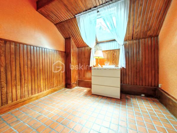 Découvrez cette maison de caractère d'une superficie de 114,03 m² sur une parcelle de 109 m², édifiée en 1929, nichée dans un environnement calme au cœur de Viroflay, à proximité immédiate de Versailles et de toutes les commodités.

Un atout majeur et rare pour une construction de cette époque : le bien affiche un classement DPE en catégorie D, garantissant une maîtrise des consommations énergétiques et un confort thermique appréciable au quotidien.

Agencement sur trois niveaux :
- Rez-de-chaussée / Espace de vie : Accessible par l'extérieur via un escalier, l'entrée s'ouvre sur un dégagement menant à une cuisine fonctionnelle dotée d'une verrière communiquant directement avec un salon-séjour lumineux. Possibilité de créer une immense pièce de vie conviviale, intégrant la cuisine, le salon et la salle à manger !
- Étage : Le palier dessert une salle de douche avec toilettes ainsi que trois belles chambres aux volumes optimisés, dont une équipée d'une clim réversible air/air
- Sous-sol : Entièrement compartimenté et aménagé, il intègre un espace type petit studio, idéal pour un usage indépendant ou un bureau accessible depuis une petite véranda attenante à la cuisine.

Profiter d'un extérieur clos de haies (prévoir un bon élagage pour récupérer de la surface !) grâce à un balcon au premier niveau, une cour terrasse sur l'arrière et le côté de la maison.

Prestations et environnement :
- Performance énergétique : DPE classé en D. (possibilité d'évoluer vers une pompe à chaleur air/eau)
- Menuiseries de qualité avec survitrage et climatisation dans la chambre principale.
- Chauffage individuel au gaz.
- Taxe foncière : 950 €.
- Proximité immédiate des écoles, des commerces et des gares pour un accès rapide aux transports.

Pour toute information complémentaire ou pour organiser une visite, contactez WILLY BOYÉ au 07 87 37 75 87.

Action !