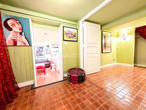 Découvrez cette maison de caractère d'une superficie de 114,03 m² sur une parcelle de 109 m², édifiée en 1929, nichée dans un environnement calme au cœur de Viroflay, à proximité immédiate de Versailles et de toutes les commodités.

Un atout majeur et rare pour une construction de cette époque : le bien affiche un classement DPE en catégorie D, garantissant une maîtrise des consommations énergétiques et un confort thermique appréciable au quotidien.

Agencement sur trois niveaux :
- Rez-de-chaussée / Espace de vie : Accessible par l'extérieur via un escalier, l'entrée s'ouvre sur un dégagement menant à une cuisine fonctionnelle dotée d'une verrière communiquant directement avec un salon-séjour lumineux. Possibilité de créer une immense pièce de vie conviviale, intégrant la cuisine, le salon et la salle à manger !
- Étage : Le palier dessert une salle de douche avec toilettes ainsi que trois belles chambres aux volumes optimisés, dont une équipée d'une clim réversible air/air
- Sous-sol : Entièrement compartimenté et aménagé, il intègre un espace type petit studio, idéal pour un usage indépendant ou un bureau accessible depuis une petite véranda attenante à la cuisine.

Profiter d'un extérieur clos de haies (prévoir un bon élagage pour récupérer de la surface !) grâce à un balcon au premier niveau, une cour terrasse sur l'arrière et le côté de la maison.

Prestations et environnement :
- Performance énergétique : DPE classé en D. (possibilité d'évoluer vers une pompe à chaleur air/eau)
- Menuiseries de qualité avec survitrage et climatisation dans la chambre principale.
- Chauffage individuel au gaz.
- Taxe foncière : 950 €.
- Proximité immédiate des écoles, des commerces et des gares pour un accès rapide aux transports.

Pour toute information complémentaire ou pour organiser une visite, contactez WILLY BOYÉ au 07 87 37 75 87.

Action !