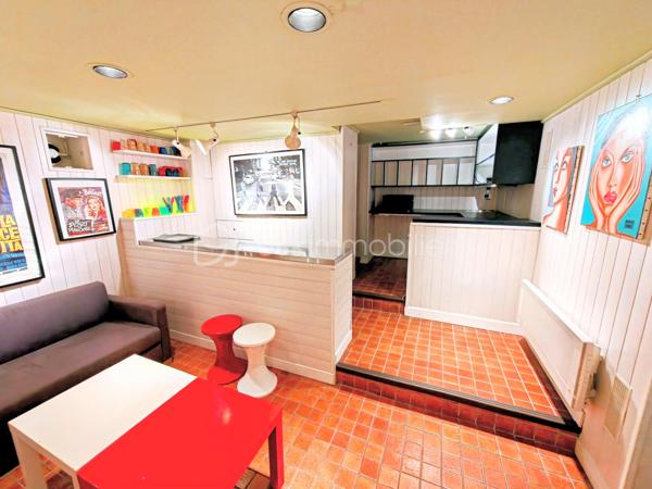 Découvrez cette maison de caractère d'une superficie de 114,03 m² sur une parcelle de 109 m², édifiée en 1929, nichée dans un environnement calme au cœur de Viroflay, à proximité immédiate de Versailles et de toutes les commodités.

Un atout majeur et rare pour une construction de cette époque : le bien affiche un classement DPE en catégorie D, garantissant une maîtrise des consommations énergétiques et un confort thermique appréciable au quotidien.

Agencement sur trois niveaux :
- Rez-de-chaussée / Espace de vie : Accessible par l'extérieur via un escalier, l'entrée s'ouvre sur un dégagement menant à une cuisine fonctionnelle dotée d'une verrière communiquant directement avec un salon-séjour lumineux. Possibilité de créer une immense pièce de vie conviviale, intégrant la cuisine, le salon et la salle à manger !
- Étage : Le palier dessert une salle de douche avec toilettes ainsi que trois belles chambres aux volumes optimisés, dont une équipée d'une clim réversible air/air
- Sous-sol : Entièrement compartimenté et aménagé, il intègre un espace type petit studio, idéal pour un usage indépendant ou un bureau accessible depuis une petite véranda attenante à la cuisine.

Profiter d'un extérieur clos de haies (prévoir un bon élagage pour récupérer de la surface !) grâce à un balcon au premier niveau, une cour terrasse sur l'arrière et le côté de la maison.

Prestations et environnement :
- Performance énergétique : DPE classé en D. (possibilité d'évoluer vers une pompe à chaleur air/eau)
- Menuiseries de qualité avec survitrage et climatisation dans la chambre principale.
- Chauffage individuel au gaz.
- Taxe foncière : 950 €.
- Proximité immédiate des écoles, des commerces et des gares pour un accès rapide aux transports.

Pour toute information complémentaire ou pour organiser une visite, contactez WILLY BOYÉ au 07 87 37 75 87.

Action !