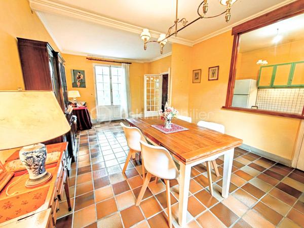 Découvrez cette maison de caractère d'une superficie de 114,03 m² sur une parcelle de 109 m², édifiée en 1929, nichée dans un environnement calme au cœur de Viroflay, à proximité immédiate de Versailles et de toutes les commodités.

Un atout majeur et rare pour une construction de cette époque : le bien affiche un classement DPE en catégorie D, garantissant une maîtrise des consommations énergétiques et un confort thermique appréciable au quotidien.

Agencement sur trois niveaux :
- Rez-de-chaussée / Espace de vie : Accessible par l'extérieur via un escalier, l'entrée s'ouvre sur un dégagement menant à une cuisine fonctionnelle dotée d'une verrière communiquant directement avec un salon-séjour lumineux. Possibilité de créer une immense pièce de vie conviviale, intégrant la cuisine, le salon et la salle à manger !
- Étage : Le palier dessert une salle de douche avec toilettes ainsi que trois belles chambres aux volumes optimisés, dont une équipée d'une clim réversible air/air
- Sous-sol : Entièrement compartimenté et aménagé, il intègre un espace type petit studio, idéal pour un usage indépendant ou un bureau accessible depuis une petite véranda attenante à la cuisine.

Profiter d'un extérieur clos de haies (prévoir un bon élagage pour récupérer de la surface !) grâce à un balcon au premier niveau, une cour terrasse sur l'arrière et le côté de la maison.

Prestations et environnement :
- Performance énergétique : DPE classé en D. (possibilité d'évoluer vers une pompe à chaleur air/eau)
- Menuiseries de qualité avec survitrage et climatisation dans la chambre principale.
- Chauffage individuel au gaz.
- Taxe foncière : 950 €.
- Proximité immédiate des écoles, des commerces et des gares pour un accès rapide aux transports.

Pour toute information complémentaire ou pour organiser une visite, contactez WILLY BOYÉ au 07 87 37 75 87.

Action !