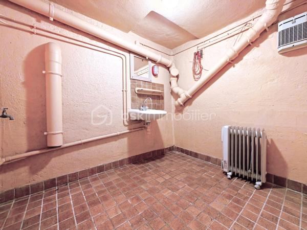 Découvrez cette maison de caractère d'une superficie de 114,03 m² sur une parcelle de 109 m², édifiée en 1929, nichée dans un environnement calme au cœur de Viroflay, à proximité immédiate de Versailles et de toutes les commodités.

Un atout majeur et rare pour une construction de cette époque : le bien affiche un classement DPE en catégorie D, garantissant une maîtrise des consommations énergétiques et un confort thermique appréciable au quotidien.

Agencement sur trois niveaux :
- Rez-de-chaussée / Espace de vie : Accessible par l'extérieur via un escalier, l'entrée s'ouvre sur un dégagement menant à une cuisine fonctionnelle dotée d'une verrière communiquant directement avec un salon-séjour lumineux. Possibilité de créer une immense pièce de vie conviviale, intégrant la cuisine, le salon et la salle à manger !
- Étage : Le palier dessert une salle de douche avec toilettes ainsi que trois belles chambres aux volumes optimisés, dont une équipée d'une clim réversible air/air
- Sous-sol : Entièrement compartimenté et aménagé, il intègre un espace type petit studio, idéal pour un usage indépendant ou un bureau accessible depuis une petite véranda attenante à la cuisine.

Profiter d'un extérieur clos de haies (prévoir un bon élagage pour récupérer de la surface !) grâce à un balcon au premier niveau, une cour terrasse sur l'arrière et le côté de la maison.

Prestations et environnement :
- Performance énergétique : DPE classé en D. (possibilité d'évoluer vers une pompe à chaleur air/eau)
- Menuiseries de qualité avec survitrage et climatisation dans la chambre principale.
- Chauffage individuel au gaz.
- Taxe foncière : 950 €.
- Proximité immédiate des écoles, des commerces et des gares pour un accès rapide aux transports.

Pour toute information complémentaire ou pour organiser une visite, contactez WILLY BOYÉ au 07 87 37 75 87.

Action !