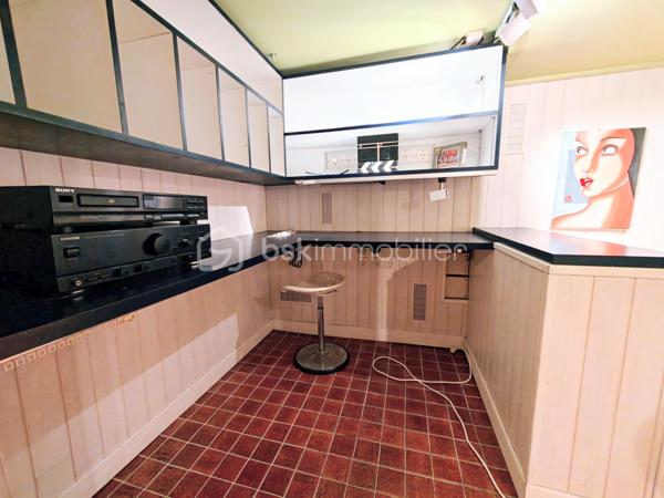 Découvrez cette maison de caractère d'une superficie de 114,03 m² sur une parcelle de 109 m², édifiée en 1929, nichée dans un environnement calme au cœur de Viroflay, à proximité immédiate de Versailles et de toutes les commodités.

Un atout majeur et rare pour une construction de cette époque : le bien affiche un classement DPE en catégorie D, garantissant une maîtrise des consommations énergétiques et un confort thermique appréciable au quotidien.

Agencement sur trois niveaux :
- Rez-de-chaussée / Espace de vie : Accessible par l'extérieur via un escalier, l'entrée s'ouvre sur un dégagement menant à une cuisine fonctionnelle dotée d'une verrière communiquant directement avec un salon-séjour lumineux. Possibilité de créer une immense pièce de vie conviviale, intégrant la cuisine, le salon et la salle à manger !
- Étage : Le palier dessert une salle de douche avec toilettes ainsi que trois belles chambres aux volumes optimisés, dont une équipée d'une clim réversible air/air
- Sous-sol : Entièrement compartimenté et aménagé, il intègre un espace type petit studio, idéal pour un usage indépendant ou un bureau accessible depuis une petite véranda attenante à la cuisine.

Profiter d'un extérieur clos de haies (prévoir un bon élagage pour récupérer de la surface !) grâce à un balcon au premier niveau, une cour terrasse sur l'arrière et le côté de la maison.

Prestations et environnement :
- Performance énergétique : DPE classé en D. (possibilité d'évoluer vers une pompe à chaleur air/eau)
- Menuiseries de qualité avec survitrage et climatisation dans la chambre principale.
- Chauffage individuel au gaz.
- Taxe foncière : 950 €.
- Proximité immédiate des écoles, des commerces et des gares pour un accès rapide aux transports.

Pour toute information complémentaire ou pour organiser une visite, contactez WILLY BOYÉ au 07 87 37 75 87.

Action !