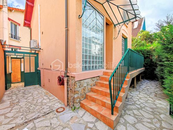 Découvrez cette maison de caractère d'une superficie de 114,03 m² sur une parcelle de 109 m², édifiée en 1929, nichée dans un environnement calme au cœur de Viroflay, à proximité immédiate de Versailles et de toutes les commodités.

Un atout majeur et rare pour une construction de cette époque : le bien affiche un classement DPE en catégorie D, garantissant une maîtrise des consommations énergétiques et un confort thermique appréciable au quotidien.

Agencement sur trois niveaux :
- Rez-de-chaussée / Espace de vie : Accessible par l'extérieur via un escalier, l'entrée s'ouvre sur un dégagement menant à une cuisine fonctionnelle dotée d'une verrière communiquant directement avec un salon-séjour lumineux. Possibilité de créer une immense pièce de vie conviviale, intégrant la cuisine, le salon et la salle à manger !
- Étage : Le palier dessert une salle de douche avec toilettes ainsi que trois belles chambres aux volumes optimisés, dont une équipée d'une clim réversible air/air
- Sous-sol : Entièrement compartimenté et aménagé, il intègre un espace type petit studio, idéal pour un usage indépendant ou un bureau accessible depuis une petite véranda attenante à la cuisine.

Profiter d'un extérieur clos de haies (prévoir un bon élagage pour récupérer de la surface !) grâce à un balcon au premier niveau, une cour terrasse sur l'arrière et le côté de la maison.

Prestations et environnement :
- Performance énergétique : DPE classé en D. (possibilité d'évoluer vers une pompe à chaleur air/eau)
- Menuiseries de qualité avec survitrage et climatisation dans la chambre principale.
- Chauffage individuel au gaz.
- Taxe foncière : 950 €.
- Proximité immédiate des écoles, des commerces et des gares pour un accès rapide aux transports.

Pour toute information complémentaire ou pour organiser une visite, contactez WILLY BOYÉ au 07 87 37 75 87.

Action !