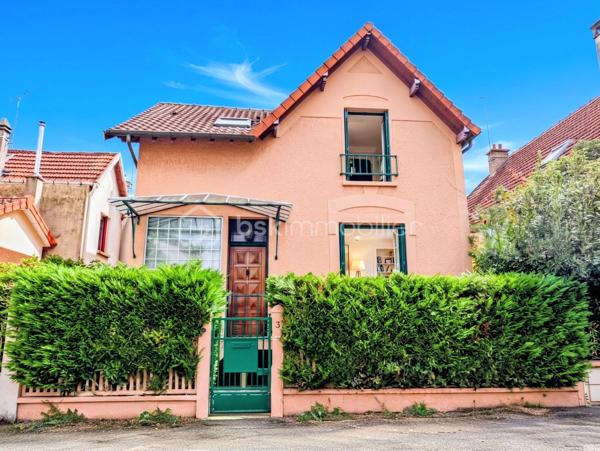 Découvrez cette maison de caractère d'une superficie de 114,03 m² sur une parcelle de 109 m², édifiée en 1929, nichée dans un environnement calme au cœur de Viroflay, à proximité immédiate de Versailles et de toutes les commodités.

Un atout majeur et rare pour une construction de cette époque : le bien affiche un classement DPE en catégorie D, garantissant une maîtrise des consommations énergétiques et un confort thermique appréciable au quotidien.

Agencement sur trois niveaux :
- Rez-de-chaussée / Espace de vie : Accessible par l'extérieur via un escalier, l'entrée s'ouvre sur un dégagement menant à une cuisine fonctionnelle dotée d'une verrière communiquant directement avec un salon-séjour lumineux. Possibilité de créer une immense pièce de vie conviviale, intégrant la cuisine, le salon et la salle à manger !
- Étage : Le palier dessert une salle de douche avec toilettes ainsi que trois belles chambres aux volumes optimisés, dont une équipée d'une clim réversible air/air
- Sous-sol : Entièrement compartimenté et aménagé, il intègre un espace type petit studio, idéal pour un usage indépendant ou un bureau accessible depuis une petite véranda attenante à la cuisine.

Profiter d'un extérieur clos de haies (prévoir un bon élagage pour récupérer de la surface !) grâce à un balcon au premier niveau, une cour terrasse sur l'arrière et le côté de la maison.

Prestations et environnement :
- Performance énergétique : DPE classé en D. (possibilité d'évoluer vers une pompe à chaleur air/eau)
- Menuiseries de qualité avec survitrage et climatisation dans la chambre principale.
- Chauffage individuel au gaz.
- Taxe foncière : 950 €.
- Proximité immédiate des écoles, des commerces et des gares pour un accès rapide aux transports.

Pour toute information complémentaire ou pour organiser une visite, contactez WILLY BOYÉ au 07 87 37 75 87.

Action !