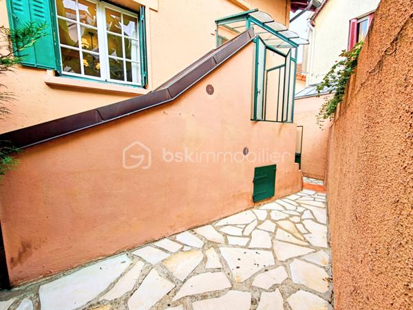 Découvrez cette maison de caractère d'une superficie de 114,03 m² sur une parcelle de 109 m², édifiée en 1929, nichée dans un environnement calme au cœur de Viroflay, à proximité immédiate de Versailles et de toutes les commodités.

Un atout majeur et rare pour une construction de cette époque : le bien affiche un classement DPE en catégorie D, garantissant une maîtrise des consommations énergétiques et un confort thermique appréciable au quotidien.

Agencement sur trois niveaux :
- Rez-de-chaussée / Espace de vie : Accessible par l'extérieur via un escalier, l'entrée s'ouvre sur un dégagement menant à une cuisine fonctionnelle dotée d'une verrière communiquant directement avec un salon-séjour lumineux. Possibilité de créer une immense pièce de vie conviviale, intégrant la cuisine, le salon et la salle à manger !
- Étage : Le palier dessert une salle de douche avec toilettes ainsi que trois belles chambres aux volumes optimisés, dont une équipée d'une clim réversible air/air
- Sous-sol : Entièrement compartimenté et aménagé, il intègre un espace type petit studio, idéal pour un usage indépendant ou un bureau accessible depuis une petite véranda attenante à la cuisine.

Profiter d'un extérieur clos de haies (prévoir un bon élagage pour récupérer de la surface !) grâce à un balcon au premier niveau, une cour terrasse sur l'arrière et le côté de la maison.

Prestations et environnement :
- Performance énergétique : DPE classé en D. (possibilité d'évoluer vers une pompe à chaleur air/eau)
- Menuiseries de qualité avec survitrage et climatisation dans la chambre principale.
- Chauffage individuel au gaz.
- Taxe foncière : 950 €.
- Proximité immédiate des écoles, des commerces et des gares pour un accès rapide aux transports.

Pour toute information complémentaire ou pour organiser une visite, contactez WILLY BOYÉ au 07 87 37 75 87.

Action !