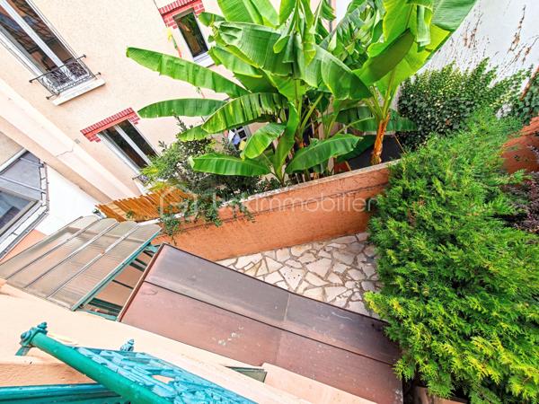 Découvrez cette maison de caractère d'une superficie de 114,03 m² sur une parcelle de 109 m², édifiée en 1929, nichée dans un environnement calme au cœur de Viroflay, à proximité immédiate de Versailles et de toutes les commodités.

Un atout majeur et rare pour une construction de cette époque : le bien affiche un classement DPE en catégorie D, garantissant une maîtrise des consommations énergétiques et un confort thermique appréciable au quotidien.

Agencement sur trois niveaux :
- Rez-de-chaussée / Espace de vie : Accessible par l'extérieur via un escalier, l'entrée s'ouvre sur un dégagement menant à une cuisine fonctionnelle dotée d'une verrière communiquant directement avec un salon-séjour lumineux. Possibilité de créer une immense pièce de vie conviviale, intégrant la cuisine, le salon et la salle à manger !
- Étage : Le palier dessert une salle de douche avec toilettes ainsi que trois belles chambres aux volumes optimisés, dont une équipée d'une clim réversible air/air
- Sous-sol : Entièrement compartimenté et aménagé, il intègre un espace type petit studio, idéal pour un usage indépendant ou un bureau accessible depuis une petite véranda attenante à la cuisine.

Profiter d'un extérieur clos de haies (prévoir un bon élagage pour récupérer de la surface !) grâce à un balcon au premier niveau, une cour terrasse sur l'arrière et le côté de la maison.

Prestations et environnement :
- Performance énergétique : DPE classé en D. (possibilité d'évoluer vers une pompe à chaleur air/eau)
- Menuiseries de qualité avec survitrage et climatisation dans la chambre principale.
- Chauffage individuel au gaz.
- Taxe foncière : 950 €.
- Proximité immédiate des écoles, des commerces et des gares pour un accès rapide aux transports.

Pour toute information complémentaire ou pour organiser une visite, contactez WILLY BOYÉ au 07 87 37 75 87.

Action !