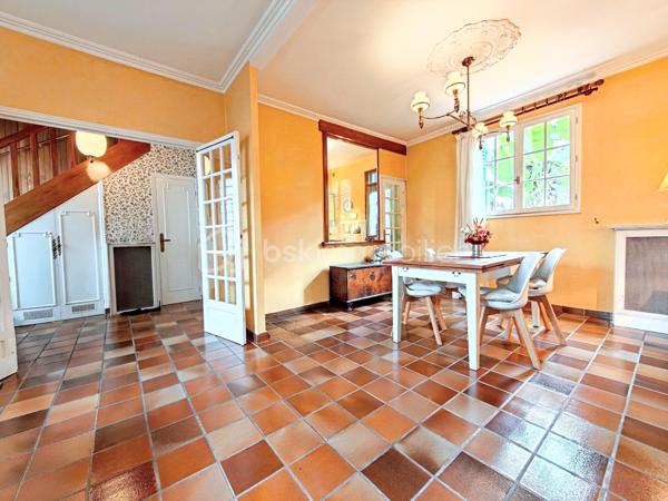 Découvrez cette maison de caractère d'une superficie de 114,03 m² sur une parcelle de 109 m², édifiée en 1929, nichée dans un environnement calme au cœur de Viroflay, à proximité immédiate de Versailles et de toutes les commodités.

Un atout majeur et rare pour une construction de cette époque : le bien affiche un classement DPE en catégorie D, garantissant une maîtrise des consommations énergétiques et un confort thermique appréciable au quotidien.

Agencement sur trois niveaux :
- Rez-de-chaussée / Espace de vie : Accessible par l'extérieur via un escalier, l'entrée s'ouvre sur un dégagement menant à une cuisine fonctionnelle dotée d'une verrière communiquant directement avec un salon-séjour lumineux. Possibilité de créer une immense pièce de vie conviviale, intégrant la cuisine, le salon et la salle à manger !
- Étage : Le palier dessert une salle de douche avec toilettes ainsi que trois belles chambres aux volumes optimisés, dont une équipée d'une clim réversible air/air
- Sous-sol : Entièrement compartimenté et aménagé, il intègre un espace type petit studio, idéal pour un usage indépendant ou un bureau accessible depuis une petite véranda attenante à la cuisine.

Profiter d'un extérieur clos de haies (prévoir un bon élagage pour récupérer de la surface !) grâce à un balcon au premier niveau, une cour terrasse sur l'arrière et le côté de la maison.

Prestations et environnement :
- Performance énergétique : DPE classé en D. (possibilité d'évoluer vers une pompe à chaleur air/eau)
- Menuiseries de qualité avec survitrage et climatisation dans la chambre principale.
- Chauffage individuel au gaz.
- Taxe foncière : 950 €.
- Proximité immédiate des écoles, des commerces et des gares pour un accès rapide aux transports.

Pour toute information complémentaire ou pour organiser une visite, contactez WILLY BOYÉ au 07 87 37 75 87.

Action !