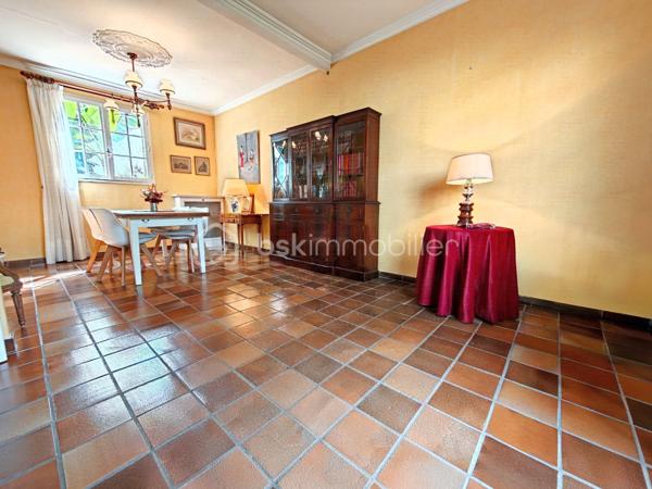 Découvrez cette maison de caractère d'une superficie de 114,03 m² sur une parcelle de 109 m², édifiée en 1929, nichée dans un environnement calme au cœur de Viroflay, à proximité immédiate de Versailles et de toutes les commodités.

Un atout majeur et rare pour une construction de cette époque : le bien affiche un classement DPE en catégorie D, garantissant une maîtrise des consommations énergétiques et un confort thermique appréciable au quotidien.

Agencement sur trois niveaux :
- Rez-de-chaussée / Espace de vie : Accessible par l'extérieur via un escalier, l'entrée s'ouvre sur un dégagement menant à une cuisine fonctionnelle dotée d'une verrière communiquant directement avec un salon-séjour lumineux. Possibilité de créer une immense pièce de vie conviviale, intégrant la cuisine, le salon et la salle à manger !
- Étage : Le palier dessert une salle de douche avec toilettes ainsi que trois belles chambres aux volumes optimisés, dont une équipée d'une clim réversible air/air
- Sous-sol : Entièrement compartimenté et aménagé, il intègre un espace type petit studio, idéal pour un usage indépendant ou un bureau accessible depuis une petite véranda attenante à la cuisine.

Profiter d'un extérieur clos de haies (prévoir un bon élagage pour récupérer de la surface !) grâce à un balcon au premier niveau, une cour terrasse sur l'arrière et le côté de la maison.

Prestations et environnement :
- Performance énergétique : DPE classé en D. (possibilité d'évoluer vers une pompe à chaleur air/eau)
- Menuiseries de qualité avec survitrage et climatisation dans la chambre principale.
- Chauffage individuel au gaz.
- Taxe foncière : 950 €.
- Proximité immédiate des écoles, des commerces et des gares pour un accès rapide aux transports.

Pour toute information complémentaire ou pour organiser une visite, contactez WILLY BOYÉ au 07 87 37 75 87.

Action !
