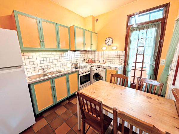 Découvrez cette maison de caractère d'une superficie de 114,03 m² sur une parcelle de 109 m², édifiée en 1929, nichée dans un environnement calme au cœur de Viroflay, à proximité immédiate de Versailles et de toutes les commodités.

Un atout majeur et rare pour une construction de cette époque : le bien affiche un classement DPE en catégorie D, garantissant une maîtrise des consommations énergétiques et un confort thermique appréciable au quotidien.

Agencement sur trois niveaux :
- Rez-de-chaussée / Espace de vie : Accessible par l'extérieur via un escalier, l'entrée s'ouvre sur un dégagement menant à une cuisine fonctionnelle dotée d'une verrière communiquant directement avec un salon-séjour lumineux. Possibilité de créer une immense pièce de vie conviviale, intégrant la cuisine, le salon et la salle à manger !
- Étage : Le palier dessert une salle de douche avec toilettes ainsi que trois belles chambres aux volumes optimisés, dont une équipée d'une clim réversible air/air
- Sous-sol : Entièrement compartimenté et aménagé, il intègre un espace type petit studio, idéal pour un usage indépendant ou un bureau accessible depuis une petite véranda attenante à la cuisine.

Profiter d'un extérieur clos de haies (prévoir un bon élagage pour récupérer de la surface !) grâce à un balcon au premier niveau, une cour terrasse sur l'arrière et le côté de la maison.

Prestations et environnement :
- Performance énergétique : DPE classé en D. (possibilité d'évoluer vers une pompe à chaleur air/eau)
- Menuiseries de qualité avec survitrage et climatisation dans la chambre principale.
- Chauffage individuel au gaz.
- Taxe foncière : 950 €.
- Proximité immédiate des écoles, des commerces et des gares pour un accès rapide aux transports.

Pour toute information complémentaire ou pour organiser une visite, contactez WILLY BOYÉ au 07 87 37 75 87.

Action !