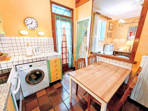 Découvrez cette maison de caractère d'une superficie de 114,03 m² sur une parcelle de 109 m², édifiée en 1929, nichée dans un environnement calme au cœur de Viroflay, à proximité immédiate de Versailles et de toutes les commodités.

Un atout majeur et rare pour une construction de cette époque : le bien affiche un classement DPE en catégorie D, garantissant une maîtrise des consommations énergétiques et un confort thermique appréciable au quotidien.

Agencement sur trois niveaux :
- Rez-de-chaussée / Espace de vie : Accessible par l'extérieur via un escalier, l'entrée s'ouvre sur un dégagement menant à une cuisine fonctionnelle dotée d'une verrière communiquant directement avec un salon-séjour lumineux. Possibilité de créer une immense pièce de vie conviviale, intégrant la cuisine, le salon et la salle à manger !
- Étage : Le palier dessert une salle de douche avec toilettes ainsi que trois belles chambres aux volumes optimisés, dont une équipée d'une clim réversible air/air
- Sous-sol : Entièrement compartimenté et aménagé, il intègre un espace type petit studio, idéal pour un usage indépendant ou un bureau accessible depuis une petite véranda attenante à la cuisine.

Profiter d'un extérieur clos de haies (prévoir un bon élagage pour récupérer de la surface !) grâce à un balcon au premier niveau, une cour terrasse sur l'arrière et le côté de la maison.

Prestations et environnement :
- Performance énergétique : DPE classé en D. (possibilité d'évoluer vers une pompe à chaleur air/eau)
- Menuiseries de qualité avec survitrage et climatisation dans la chambre principale.
- Chauffage individuel au gaz.
- Taxe foncière : 950 €.
- Proximité immédiate des écoles, des commerces et des gares pour un accès rapide aux transports.

Pour toute information complémentaire ou pour organiser une visite, contactez WILLY BOYÉ au 07 87 37 75 87.

Action !