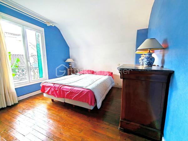 Découvrez cette maison de caractère d'une superficie de 114,03 m² sur une parcelle de 109 m², édifiée en 1929, nichée dans un environnement calme au cœur de Viroflay, à proximité immédiate de Versailles et de toutes les commodités.

Un atout majeur et rare pour une construction de cette époque : le bien affiche un classement DPE en catégorie D, garantissant une maîtrise des consommations énergétiques et un confort thermique appréciable au quotidien.

Agencement sur trois niveaux :
- Rez-de-chaussée / Espace de vie : Accessible par l'extérieur via un escalier, l'entrée s'ouvre sur un dégagement menant à une cuisine fonctionnelle dotée d'une verrière communiquant directement avec un salon-séjour lumineux. Possibilité de créer une immense pièce de vie conviviale, intégrant la cuisine, le salon et la salle à manger !
- Étage : Le palier dessert une salle de douche avec toilettes ainsi que trois belles chambres aux volumes optimisés, dont une équipée d'une clim réversible air/air
- Sous-sol : Entièrement compartimenté et aménagé, il intègre un espace type petit studio, idéal pour un usage indépendant ou un bureau accessible depuis une petite véranda attenante à la cuisine.

Profiter d'un extérieur clos de haies (prévoir un bon élagage pour récupérer de la surface !) grâce à un balcon au premier niveau, une cour terrasse sur l'arrière et le côté de la maison.

Prestations et environnement :
- Performance énergétique : DPE classé en D. (possibilité d'évoluer vers une pompe à chaleur air/eau)
- Menuiseries de qualité avec survitrage et climatisation dans la chambre principale.
- Chauffage individuel au gaz.
- Taxe foncière : 950 €.
- Proximité immédiate des écoles, des commerces et des gares pour un accès rapide aux transports.

Pour toute information complémentaire ou pour organiser une visite, contactez WILLY BOYÉ au 07 87 37 75 87.

Action !