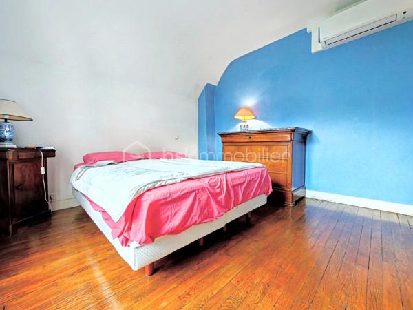 Découvrez cette maison de caractère d'une superficie de 114,03 m² sur une parcelle de 109 m², édifiée en 1929, nichée dans un environnement calme au cœur de Viroflay, à proximité immédiate de Versailles et de toutes les commodités.

Un atout majeur et rare pour une construction de cette époque : le bien affiche un classement DPE en catégorie D, garantissant une maîtrise des consommations énergétiques et un confort thermique appréciable au quotidien.

Agencement sur trois niveaux :
- Rez-de-chaussée / Espace de vie : Accessible par l'extérieur via un escalier, l'entrée s'ouvre sur un dégagement menant à une cuisine fonctionnelle dotée d'une verrière communiquant directement avec un salon-séjour lumineux. Possibilité de créer une immense pièce de vie conviviale, intégrant la cuisine, le salon et la salle à manger !
- Étage : Le palier dessert une salle de douche avec toilettes ainsi que trois belles chambres aux volumes optimisés, dont une équipée d'une clim réversible air/air
- Sous-sol : Entièrement compartimenté et aménagé, il intègre un espace type petit studio, idéal pour un usage indépendant ou un bureau accessible depuis une petite véranda attenante à la cuisine.

Profiter d'un extérieur clos de haies (prévoir un bon élagage pour récupérer de la surface !) grâce à un balcon au premier niveau, une cour terrasse sur l'arrière et le côté de la maison.

Prestations et environnement :
- Performance énergétique : DPE classé en D. (possibilité d'évoluer vers une pompe à chaleur air/eau)
- Menuiseries de qualité avec survitrage et climatisation dans la chambre principale.
- Chauffage individuel au gaz.
- Taxe foncière : 950 €.
- Proximité immédiate des écoles, des commerces et des gares pour un accès rapide aux transports.

Pour toute information complémentaire ou pour organiser une visite, contactez WILLY BOYÉ au 07 87 37 75 87.

Action !