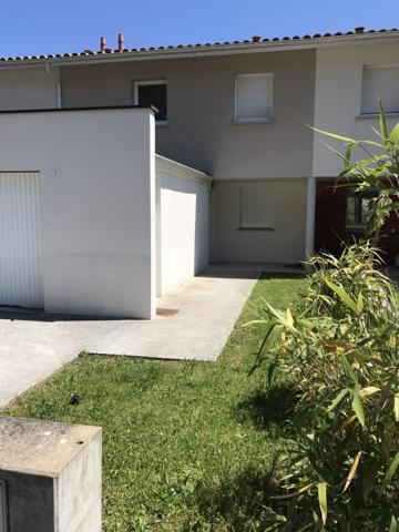 Maison traversante de type T4 avec garage et jardin