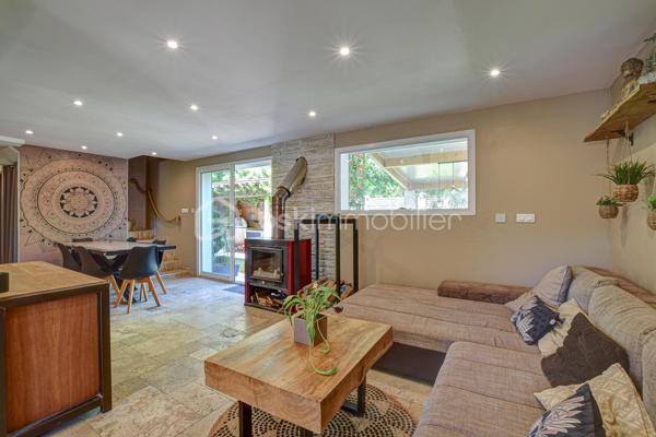 Estrablin, à moins de 10 minutes de Vienne

*** Visite Virtuelle à 360°. Photos HD. Plan. Annonce détaillée. Tapez "jeancrimmo" dans votre barre de recherche ***

 À vendre, au calme, sur la commune d’Estrablin.

Maison entièrement rénovée comprenant une cuisine ouverte sur le séjour, une chambre, une salle de bains et un WC séparé.
À l’étage, quatre chambres, un bureau, une salle d’eau, ainsi qu’un WC séparé.
À l’extérieur, sur un terrain aménagé de 1 225 m², se trouvent un bassin, un jardin japonais, une terrasse avec un SPA et un abri de jardin.

À l’arrière, un très beau coin salon extérieur ainsi qu’une cuisine d’été sous abri.

Fenêtres PVC et baies vitrées alu, Chauffage : poêle à bois (14kw), pompe à chaleur air-eau (radiateur), climatisation à l'étage  
 Panneaux solaire 3kw (utilisation et revente)
Transport scolaire devant la maison