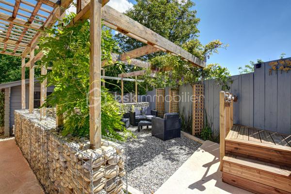 Estrablin, à moins de 10 minutes de Vienne

*** Visite Virtuelle à 360°. Photos HD. Plan. Annonce détaillée. Tapez "jeancrimmo" dans votre barre de recherche ***

 À vendre, au calme, sur la commune d’Estrablin.

Maison entièrement rénovée comprenant une cuisine ouverte sur le séjour, une chambre, une salle de bains et un WC séparé.
À l’étage, quatre chambres, un bureau, une salle d’eau, ainsi qu’un WC séparé.
À l’extérieur, sur un terrain aménagé de 1 225 m², se trouvent un bassin, un jardin japonais, une terrasse avec un SPA et un abri de jardin.

À l’arrière, un très beau coin salon extérieur ainsi qu’une cuisine d’été sous abri.

Fenêtres PVC et baies vitrées alu, Chauffage : poêle à bois (14kw), pompe à chaleur air-eau (radiateur), climatisation à l'étage  
 Panneaux solaire 3kw (utilisation et revente)
Transport scolaire devant la maison