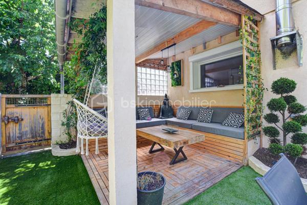 Estrablin, à moins de 10 minutes de Vienne

*** Visite Virtuelle à 360°. Photos HD. Plan. Annonce détaillée. Tapez "jeancrimmo" dans votre barre de recherche ***

 À vendre, au calme, sur la commune d’Estrablin.

Maison entièrement rénovée comprenant une cuisine ouverte sur le séjour, une chambre, une salle de bains et un WC séparé.
À l’étage, quatre chambres, un bureau, une salle d’eau, ainsi qu’un WC séparé.
À l’extérieur, sur un terrain aménagé de 1 225 m², se trouvent un bassin, un jardin japonais, une terrasse avec un SPA et un abri de jardin.

À l’arrière, un très beau coin salon extérieur ainsi qu’une cuisine d’été sous abri.

Fenêtres PVC et baies vitrées alu, Chauffage : poêle à bois (14kw), pompe à chaleur air-eau (radiateur), climatisation à l'étage  
 Panneaux solaire 3kw (utilisation et revente)
Transport scolaire devant la maison