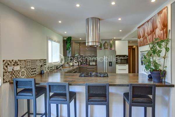 Estrablin, à moins de 10 minutes de Vienne

*** Visite Virtuelle à 360°. Photos HD. Plan. Annonce détaillée. Tapez "jeancrimmo" dans votre barre de recherche ***

 À vendre, au calme, sur la commune d’Estrablin.

Maison entièrement rénovée comprenant une cuisine ouverte sur le séjour, une chambre, une salle de bains et un WC séparé.
À l’étage, quatre chambres, un bureau, une salle d’eau, ainsi qu’un WC séparé.
À l’extérieur, sur un terrain aménagé de 1 225 m², se trouvent un bassin, un jardin japonais, une terrasse avec un SPA et un abri de jardin.

À l’arrière, un très beau coin salon extérieur ainsi qu’une cuisine d’été sous abri.

Fenêtres PVC et baies vitrées alu, Chauffage : poêle à bois (14kw), pompe à chaleur air-eau (radiateur), climatisation à l'étage  
 Panneaux solaire 3kw (utilisation et revente)
Transport scolaire devant la maison