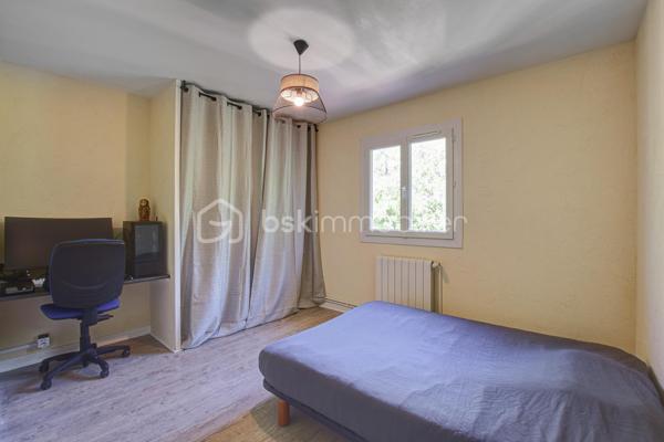 Estrablin, à moins de 10 minutes de Vienne

*** Visite Virtuelle à 360°. Photos HD. Plan. Annonce détaillée. Tapez "jeancrimmo" dans votre barre de recherche ***

 À vendre, au calme, sur la commune d’Estrablin.

Maison entièrement rénovée comprenant une cuisine ouverte sur le séjour, une chambre, une salle de bains et un WC séparé.
À l’étage, quatre chambres, un bureau, une salle d’eau, ainsi qu’un WC séparé.
À l’extérieur, sur un terrain aménagé de 1 225 m², se trouvent un bassin, un jardin japonais, une terrasse avec un SPA et un abri de jardin.

À l’arrière, un très beau coin salon extérieur ainsi qu’une cuisine d’été sous abri.

Fenêtres PVC et baies vitrées alu, Chauffage : poêle à bois (14kw), pompe à chaleur air-eau (radiateur), climatisation à l'étage  
 Panneaux solaire 3kw (utilisation et revente)
Transport scolaire devant la maison