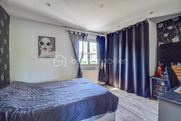 Estrablin, à moins de 10 minutes de Vienne

*** Visite Virtuelle à 360°. Photos HD. Plan. Annonce détaillée. Tapez "jeancrimmo" dans votre barre de recherche ***

 À vendre, au calme, sur la commune d’Estrablin.

Maison entièrement rénovée comprenant une cuisine ouverte sur le séjour, une chambre, une salle de bains et un WC séparé.
À l’étage, quatre chambres, un bureau, une salle d’eau, ainsi qu’un WC séparé.
À l’extérieur, sur un terrain aménagé de 1 225 m², se trouvent un bassin, un jardin japonais, une terrasse avec un SPA et un abri de jardin.

À l’arrière, un très beau coin salon extérieur ainsi qu’une cuisine d’été sous abri.

Fenêtres PVC et baies vitrées alu, Chauffage : poêle à bois (14kw), pompe à chaleur air-eau (radiateur), climatisation à l'étage  
 Panneaux solaire 3kw (utilisation et revente)
Transport scolaire devant la maison