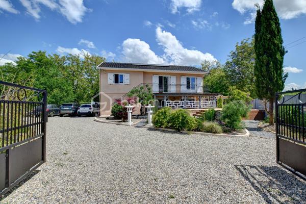Estrablin, à moins de 10 minutes de Vienne

*** Visite Virtuelle à 360°. Photos HD. Plan. Annonce détaillée. Tapez "jeancrimmo" dans votre barre de recherche ***

 À vendre, au calme, sur la commune d’Estrablin.

Maison entièrement rénovée comprenant une cuisine ouverte sur le séjour, une chambre, une salle de bains et un WC séparé.
À l’étage, quatre chambres, un bureau, une salle d’eau, ainsi qu’un WC séparé.
À l’extérieur, sur un terrain aménagé de 1 225 m², se trouvent un bassin, un jardin japonais, une terrasse avec un SPA et un abri de jardin.

À l’arrière, un très beau coin salon extérieur ainsi qu’une cuisine d’été sous abri.

Fenêtres PVC et baies vitrées alu, Chauffage : poêle à bois (14kw), pompe à chaleur air-eau (radiateur), climatisation à l'étage  
 Panneaux solaire 3kw (utilisation et revente)
Transport scolaire devant la maison