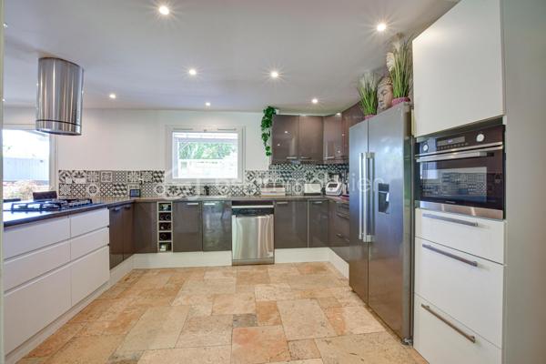 Estrablin, à moins de 10 minutes de Vienne

*** Visite Virtuelle à 360°. Photos HD. Plan. Annonce détaillée. Tapez "jeancrimmo" dans votre barre de recherche ***

 À vendre, au calme, sur la commune d’Estrablin.

Maison entièrement rénovée comprenant une cuisine ouverte sur le séjour, une chambre, une salle de bains et un WC séparé.
À l’étage, quatre chambres, un bureau, une salle d’eau, ainsi qu’un WC séparé.
À l’extérieur, sur un terrain aménagé de 1 225 m², se trouvent un bassin, un jardin japonais, une terrasse avec un SPA et un abri de jardin.

À l’arrière, un très beau coin salon extérieur ainsi qu’une cuisine d’été sous abri.

Fenêtres PVC et baies vitrées alu, Chauffage : poêle à bois (14kw), pompe à chaleur air-eau (radiateur), climatisation à l'étage  
 Panneaux solaire 3kw (utilisation et revente)
Transport scolaire devant la maison