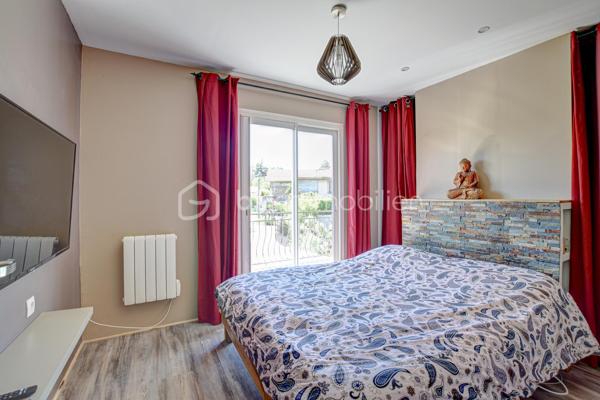 Estrablin, à moins de 10 minutes de Vienne

*** Visite Virtuelle à 360°. Photos HD. Plan. Annonce détaillée. Tapez "jeancrimmo" dans votre barre de recherche ***

 À vendre, au calme, sur la commune d’Estrablin.

Maison entièrement rénovée comprenant une cuisine ouverte sur le séjour, une chambre, une salle de bains et un WC séparé.
À l’étage, quatre chambres, un bureau, une salle d’eau, ainsi qu’un WC séparé.
À l’extérieur, sur un terrain aménagé de 1 225 m², se trouvent un bassin, un jardin japonais, une terrasse avec un SPA et un abri de jardin.

À l’arrière, un très beau coin salon extérieur ainsi qu’une cuisine d’été sous abri.

Fenêtres PVC et baies vitrées alu, Chauffage : poêle à bois (14kw), pompe à chaleur air-eau (radiateur), climatisation à l'étage  
 Panneaux solaire 3kw (utilisation et revente)
Transport scolaire devant la maison