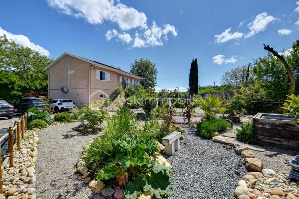 Estrablin, à moins de 10 minutes de Vienne

*** Visite Virtuelle à 360°. Photos HD. Plan. Annonce détaillée. Tapez "jeancrimmo" dans votre barre de recherche ***

 À vendre, au calme, sur la commune d’Estrablin.

Maison entièrement rénovée comprenant une cuisine ouverte sur le séjour, une chambre, une salle de bains et un WC séparé.
À l’étage, quatre chambres, un bureau, une salle d’eau, ainsi qu’un WC séparé.
À l’extérieur, sur un terrain aménagé de 1 225 m², se trouvent un bassin, un jardin japonais, une terrasse avec un SPA et un abri de jardin.

À l’arrière, un très beau coin salon extérieur ainsi qu’une cuisine d’été sous abri.

Fenêtres PVC et baies vitrées alu, Chauffage : poêle à bois (14kw), pompe à chaleur air-eau (radiateur), climatisation à l'étage  
 Panneaux solaire 3kw (utilisation et revente)
Transport scolaire devant la maison