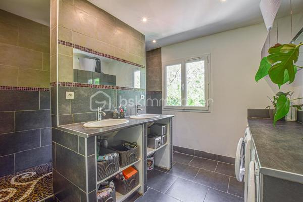 Estrablin, à moins de 10 minutes de Vienne

*** Visite Virtuelle à 360°. Photos HD. Plan. Annonce détaillée. Tapez "jeancrimmo" dans votre barre de recherche ***

 À vendre, au calme, sur la commune d’Estrablin.

Maison entièrement rénovée comprenant une cuisine ouverte sur le séjour, une chambre, une salle de bains et un WC séparé.
À l’étage, quatre chambres, un bureau, une salle d’eau, ainsi qu’un WC séparé.
À l’extérieur, sur un terrain aménagé de 1 225 m², se trouvent un bassin, un jardin japonais, une terrasse avec un SPA et un abri de jardin.

À l’arrière, un très beau coin salon extérieur ainsi qu’une cuisine d’été sous abri.

Fenêtres PVC et baies vitrées alu, Chauffage : poêle à bois (14kw), pompe à chaleur air-eau (radiateur), climatisation à l'étage  
 Panneaux solaire 3kw (utilisation et revente)
Transport scolaire devant la maison