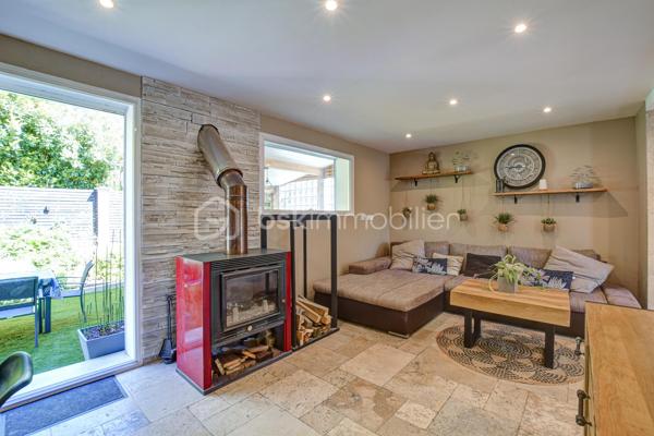 Estrablin, à moins de 10 minutes de Vienne

*** Visite Virtuelle à 360°. Photos HD. Plan. Annonce détaillée. Tapez "jeancrimmo" dans votre barre de recherche ***

 À vendre, au calme, sur la commune d’Estrablin.

Maison entièrement rénovée comprenant une cuisine ouverte sur le séjour, une chambre, une salle de bains et un WC séparé.
À l’étage, quatre chambres, un bureau, une salle d’eau, ainsi qu’un WC séparé.
À l’extérieur, sur un terrain aménagé de 1 225 m², se trouvent un bassin, un jardin japonais, une terrasse avec un SPA et un abri de jardin.

À l’arrière, un très beau coin salon extérieur ainsi qu’une cuisine d’été sous abri.

Fenêtres PVC et baies vitrées alu, Chauffage : poêle à bois (14kw), pompe à chaleur air-eau (radiateur), climatisation à l'étage  
 Panneaux solaire 3kw (utilisation et revente)
Transport scolaire devant la maison