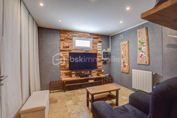 Estrablin, à moins de 10 minutes de Vienne

*** Visite Virtuelle à 360°. Photos HD. Plan. Annonce détaillée. Tapez "jeancrimmo" dans votre barre de recherche ***

 À vendre, au calme, sur la commune d’Estrablin.

Maison entièrement rénovée comprenant une cuisine ouverte sur le séjour, une chambre, une salle de bains et un WC séparé.
À l’étage, quatre chambres, un bureau, une salle d’eau, ainsi qu’un WC séparé.
À l’extérieur, sur un terrain aménagé de 1 225 m², se trouvent un bassin, un jardin japonais, une terrasse avec un SPA et un abri de jardin.

À l’arrière, un très beau coin salon extérieur ainsi qu’une cuisine d’été sous abri.

Fenêtres PVC et baies vitrées alu, Chauffage : poêle à bois (14kw), pompe à chaleur air-eau (radiateur), climatisation à l'étage  
 Panneaux solaire 3kw (utilisation et revente)
Transport scolaire devant la maison