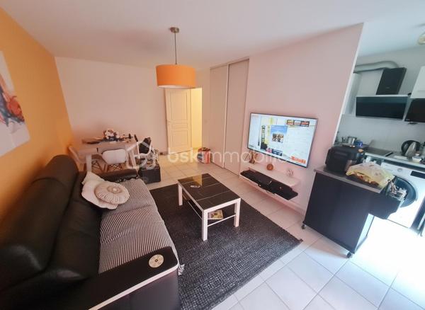 🏡 NICE OUEST – CANTA GALET

Appartement 2 pièces avec terrasse et parking en sous-sol – Idéal investissement ou premier achat.

Situé dans un environnement résidentiel recherché de Nice Ouest, découvrez ce charmant 2 pièces de 44 m² en rez-de-jardin, au sein d'une résidence sécurisée et parfaitement entretenue construite en 2000.

Bénéficiant d'une agréable exposition ouest, l'appartement profite d'une belle luminosité grâce à son exposition ouest. Son agencement fonctionnel offre un séjour confortable ouvert sur l'extérieur, une chambre indépendante, une cuisine pratique ainsi qu'un cadre de vie agréable et facile à vivre au quotidien.

L'atout majeur du bien : son espace extérieur privatif, idéal pour profiter des beaux jours, recevoir ou créer un véritable coin détente.

📍 Emplacement stratégique :

* À seulement 2 km des plages
* Campus Carlone à 1,7 km
* Commerces, transports et services accessibles rapidement
* Accès facile aux principaux axes routiers

Le bien est vendu avec une place de stationnement privative en sous-sol, un véritable confort au quotidien.

💰 Investissement sécurisé :
Appartement actuellement loué jusqu'en novembre 2026.
Loyer actuel : 778 € charges comprises, dont 50 € de provisions sur charges.

Les photos 2,4, 6 et 10 présentent des propositions d'aménagement réalisées par intelligence artificielle afin d'illustrer le potentiel du bien.

✅ Jardin privatif
✅ Parking en sous-sol
✅ Résidence récente et entretenue
✅ Proximité mer et universités
✅ Investissement locatif ou premier achat

Une belle opportunité sur le secteur de Nice Ouest à découvrir rapidement.