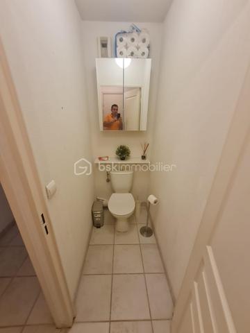 🏡 NICE OUEST – CANTA GALET

Appartement 2 pièces avec terrasse et parking en sous-sol – Idéal investissement ou premier achat.

Situé dans un environnement résidentiel recherché de Nice Ouest, découvrez ce charmant 2 pièces de 44 m² en rez-de-jardin, au sein d'une résidence sécurisée et parfaitement entretenue construite en 2000.

Bénéficiant d'une agréable exposition ouest, l'appartement profite d'une belle luminosité grâce à son exposition ouest. Son agencement fonctionnel offre un séjour confortable ouvert sur l'extérieur, une chambre indépendante, une cuisine pratique ainsi qu'un cadre de vie agréable et facile à vivre au quotidien.

L'atout majeur du bien : son espace extérieur privatif, idéal pour profiter des beaux jours, recevoir ou créer un véritable coin détente.

📍 Emplacement stratégique :

* À seulement 2 km des plages
* Campus Carlone à 1,7 km
* Commerces, transports et services accessibles rapidement
* Accès facile aux principaux axes routiers

Le bien est vendu avec une place de stationnement privative en sous-sol, un véritable confort au quotidien.

💰 Investissement sécurisé :
Appartement actuellement loué jusqu'en novembre 2026.
Loyer actuel : 778 € charges comprises, dont 50 € de provisions sur charges.

Les photos 2,4, 6 et 10 présentent des propositions d'aménagement réalisées par intelligence artificielle afin d'illustrer le potentiel du bien.

✅ Jardin privatif
✅ Parking en sous-sol
✅ Résidence récente et entretenue
✅ Proximité mer et universités
✅ Investissement locatif ou premier achat

Une belle opportunité sur le secteur de Nice Ouest à découvrir rapidement.