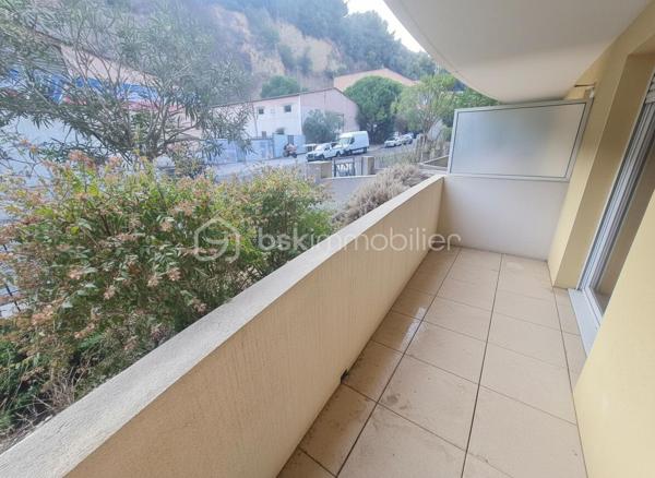 🏡 NICE OUEST – CANTA GALET

Appartement 2 pièces avec terrasse et parking en sous-sol – Idéal investissement ou premier achat.

Situé dans un environnement résidentiel recherché de Nice Ouest, découvrez ce charmant 2 pièces de 44 m² en rez-de-jardin, au sein d'une résidence sécurisée et parfaitement entretenue construite en 2000.

Bénéficiant d'une agréable exposition ouest, l'appartement profite d'une belle luminosité grâce à son exposition ouest. Son agencement fonctionnel offre un séjour confortable ouvert sur l'extérieur, une chambre indépendante, une cuisine pratique ainsi qu'un cadre de vie agréable et facile à vivre au quotidien.

L'atout majeur du bien : son espace extérieur privatif, idéal pour profiter des beaux jours, recevoir ou créer un véritable coin détente.

📍 Emplacement stratégique :

* À seulement 2 km des plages
* Campus Carlone à 1,7 km
* Commerces, transports et services accessibles rapidement
* Accès facile aux principaux axes routiers

Le bien est vendu avec une place de stationnement privative en sous-sol, un véritable confort au quotidien.

💰 Investissement sécurisé :
Appartement actuellement loué jusqu'en novembre 2026.
Loyer actuel : 778 € charges comprises, dont 50 € de provisions sur charges.

Les photos 2,4, 6 et 10 présentent des propositions d'aménagement réalisées par intelligence artificielle afin d'illustrer le potentiel du bien.

✅ Jardin privatif
✅ Parking en sous-sol
✅ Résidence récente et entretenue
✅ Proximité mer et universités
✅ Investissement locatif ou premier achat

Une belle opportunité sur le secteur de Nice Ouest à découvrir rapidement.