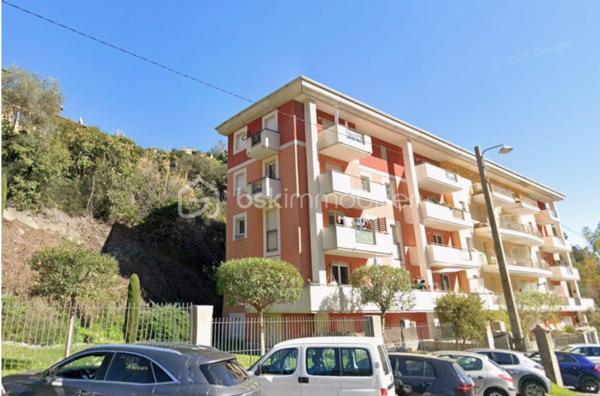 🏡 NICE OUEST – CANTA GALET

Appartement 2 pièces avec terrasse et parking en sous-sol – Idéal investissement ou premier achat.

Situé dans un environnement résidentiel recherché de Nice Ouest, découvrez ce charmant 2 pièces de 44 m² en rez-de-jardin, au sein d'une résidence sécurisée et parfaitement entretenue construite en 2000.

Bénéficiant d'une agréable exposition ouest, l'appartement profite d'une belle luminosité grâce à son exposition ouest. Son agencement fonctionnel offre un séjour confortable ouvert sur l'extérieur, une chambre indépendante, une cuisine pratique ainsi qu'un cadre de vie agréable et facile à vivre au quotidien.

L'atout majeur du bien : son espace extérieur privatif, idéal pour profiter des beaux jours, recevoir ou créer un véritable coin détente.

📍 Emplacement stratégique :

* À seulement 2 km des plages
* Campus Carlone à 1,7 km
* Commerces, transports et services accessibles rapidement
* Accès facile aux principaux axes routiers

Le bien est vendu avec une place de stationnement privative en sous-sol, un véritable confort au quotidien.

💰 Investissement sécurisé :
Appartement actuellement loué jusqu'en novembre 2026.
Loyer actuel : 778 € charges comprises, dont 50 € de provisions sur charges.

Les photos 2,4, 6 et 10 présentent des propositions d'aménagement réalisées par intelligence artificielle afin d'illustrer le potentiel du bien.

✅ Jardin privatif
✅ Parking en sous-sol
✅ Résidence récente et entretenue
✅ Proximité mer et universités
✅ Investissement locatif ou premier achat

Une belle opportunité sur le secteur de Nice Ouest à découvrir rapidement.