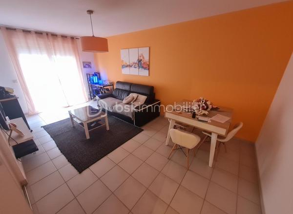 🏡 NICE OUEST – CANTA GALET

Appartement 2 pièces avec terrasse et parking en sous-sol – Idéal investissement ou premier achat.

Situé dans un environnement résidentiel recherché de Nice Ouest, découvrez ce charmant 2 pièces de 44 m² en rez-de-jardin, au sein d'une résidence sécurisée et parfaitement entretenue construite en 2000.

Bénéficiant d'une agréable exposition ouest, l'appartement profite d'une belle luminosité grâce à son exposition ouest. Son agencement fonctionnel offre un séjour confortable ouvert sur l'extérieur, une chambre indépendante, une cuisine pratique ainsi qu'un cadre de vie agréable et facile à vivre au quotidien.

L'atout majeur du bien : son espace extérieur privatif, idéal pour profiter des beaux jours, recevoir ou créer un véritable coin détente.

📍 Emplacement stratégique :

* À seulement 2 km des plages
* Campus Carlone à 1,7 km
* Commerces, transports et services accessibles rapidement
* Accès facile aux principaux axes routiers

Le bien est vendu avec une place de stationnement privative en sous-sol, un véritable confort au quotidien.

💰 Investissement sécurisé :
Appartement actuellement loué jusqu'en novembre 2026.
Loyer actuel : 778 € charges comprises, dont 50 € de provisions sur charges.

Les photos 2,4, 6 et 10 présentent des propositions d'aménagement réalisées par intelligence artificielle afin d'illustrer le potentiel du bien.

✅ Jardin privatif
✅ Parking en sous-sol
✅ Résidence récente et entretenue
✅ Proximité mer et universités
✅ Investissement locatif ou premier achat

Une belle opportunité sur le secteur de Nice Ouest à découvrir rapidement.
