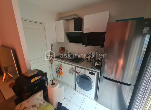 🏡 NICE OUEST – CANTA GALET

Appartement 2 pièces avec terrasse et parking en sous-sol – Idéal investissement ou premier achat.

Situé dans un environnement résidentiel recherché de Nice Ouest, découvrez ce charmant 2 pièces de 44 m² en rez-de-jardin, au sein d'une résidence sécurisée et parfaitement entretenue construite en 2000.

Bénéficiant d'une agréable exposition ouest, l'appartement profite d'une belle luminosité grâce à son exposition ouest. Son agencement fonctionnel offre un séjour confortable ouvert sur l'extérieur, une chambre indépendante, une cuisine pratique ainsi qu'un cadre de vie agréable et facile à vivre au quotidien.

L'atout majeur du bien : son espace extérieur privatif, idéal pour profiter des beaux jours, recevoir ou créer un véritable coin détente.

📍 Emplacement stratégique :

* À seulement 2 km des plages
* Campus Carlone à 1,7 km
* Commerces, transports et services accessibles rapidement
* Accès facile aux principaux axes routiers

Le bien est vendu avec une place de stationnement privative en sous-sol, un véritable confort au quotidien.

💰 Investissement sécurisé :
Appartement actuellement loué jusqu'en novembre 2026.
Loyer actuel : 778 € charges comprises, dont 50 € de provisions sur charges.

Les photos 2,4, 6 et 10 présentent des propositions d'aménagement réalisées par intelligence artificielle afin d'illustrer le potentiel du bien.

✅ Jardin privatif
✅ Parking en sous-sol
✅ Résidence récente et entretenue
✅ Proximité mer et universités
✅ Investissement locatif ou premier achat

Une belle opportunité sur le secteur de Nice Ouest à découvrir rapidement.
