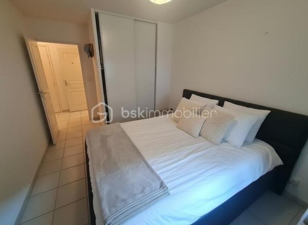 🏡 NICE OUEST – CANTA GALET

Appartement 2 pièces avec terrasse et parking en sous-sol – Idéal investissement ou premier achat.

Situé dans un environnement résidentiel recherché de Nice Ouest, découvrez ce charmant 2 pièces de 44 m² en rez-de-jardin, au sein d'une résidence sécurisée et parfaitement entretenue construite en 2000.

Bénéficiant d'une agréable exposition ouest, l'appartement profite d'une belle luminosité grâce à son exposition ouest. Son agencement fonctionnel offre un séjour confortable ouvert sur l'extérieur, une chambre indépendante, une cuisine pratique ainsi qu'un cadre de vie agréable et facile à vivre au quotidien.

L'atout majeur du bien : son espace extérieur privatif, idéal pour profiter des beaux jours, recevoir ou créer un véritable coin détente.

📍 Emplacement stratégique :

* À seulement 2 km des plages
* Campus Carlone à 1,7 km
* Commerces, transports et services accessibles rapidement
* Accès facile aux principaux axes routiers

Le bien est vendu avec une place de stationnement privative en sous-sol, un véritable confort au quotidien.

💰 Investissement sécurisé :
Appartement actuellement loué jusqu'en novembre 2026.
Loyer actuel : 778 € charges comprises, dont 50 € de provisions sur charges.

Les photos 2,4, 6 et 10 présentent des propositions d'aménagement réalisées par intelligence artificielle afin d'illustrer le potentiel du bien.

✅ Jardin privatif
✅ Parking en sous-sol
✅ Résidence récente et entretenue
✅ Proximité mer et universités
✅ Investissement locatif ou premier achat

Une belle opportunité sur le secteur de Nice Ouest à découvrir rapidement.