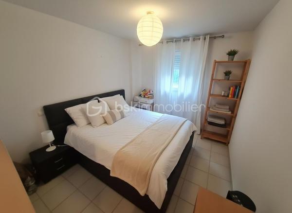 🏡 NICE OUEST – CANTA GALET

Appartement 2 pièces avec terrasse et parking en sous-sol – Idéal investissement ou premier achat.

Situé dans un environnement résidentiel recherché de Nice Ouest, découvrez ce charmant 2 pièces de 44 m² en rez-de-jardin, au sein d'une résidence sécurisée et parfaitement entretenue construite en 2000.

Bénéficiant d'une agréable exposition ouest, l'appartement profite d'une belle luminosité grâce à son exposition ouest. Son agencement fonctionnel offre un séjour confortable ouvert sur l'extérieur, une chambre indépendante, une cuisine pratique ainsi qu'un cadre de vie agréable et facile à vivre au quotidien.

L'atout majeur du bien : son espace extérieur privatif, idéal pour profiter des beaux jours, recevoir ou créer un véritable coin détente.

📍 Emplacement stratégique :

* À seulement 2 km des plages
* Campus Carlone à 1,7 km
* Commerces, transports et services accessibles rapidement
* Accès facile aux principaux axes routiers

Le bien est vendu avec une place de stationnement privative en sous-sol, un véritable confort au quotidien.

💰 Investissement sécurisé :
Appartement actuellement loué jusqu'en novembre 2026.
Loyer actuel : 778 € charges comprises, dont 50 € de provisions sur charges.

Les photos 2,4, 6 et 10 présentent des propositions d'aménagement réalisées par intelligence artificielle afin d'illustrer le potentiel du bien.

✅ Jardin privatif
✅ Parking en sous-sol
✅ Résidence récente et entretenue
✅ Proximité mer et universités
✅ Investissement locatif ou premier achat

Une belle opportunité sur le secteur de Nice Ouest à découvrir rapidement.