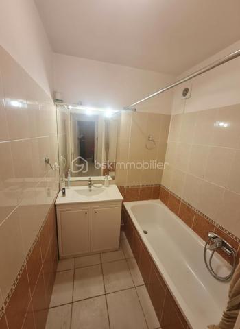🏡 NICE OUEST – CANTA GALET

Appartement 2 pièces avec terrasse et parking en sous-sol – Idéal investissement ou premier achat.

Situé dans un environnement résidentiel recherché de Nice Ouest, découvrez ce charmant 2 pièces de 44 m² en rez-de-jardin, au sein d'une résidence sécurisée et parfaitement entretenue construite en 2000.

Bénéficiant d'une agréable exposition ouest, l'appartement profite d'une belle luminosité grâce à son exposition ouest. Son agencement fonctionnel offre un séjour confortable ouvert sur l'extérieur, une chambre indépendante, une cuisine pratique ainsi qu'un cadre de vie agréable et facile à vivre au quotidien.

L'atout majeur du bien : son espace extérieur privatif, idéal pour profiter des beaux jours, recevoir ou créer un véritable coin détente.

📍 Emplacement stratégique :

* À seulement 2 km des plages
* Campus Carlone à 1,7 km
* Commerces, transports et services accessibles rapidement
* Accès facile aux principaux axes routiers

Le bien est vendu avec une place de stationnement privative en sous-sol, un véritable confort au quotidien.

💰 Investissement sécurisé :
Appartement actuellement loué jusqu'en novembre 2026.
Loyer actuel : 778 € charges comprises, dont 50 € de provisions sur charges.

Les photos 2,4, 6 et 10 présentent des propositions d'aménagement réalisées par intelligence artificielle afin d'illustrer le potentiel du bien.

✅ Jardin privatif
✅ Parking en sous-sol
✅ Résidence récente et entretenue
✅ Proximité mer et universités
✅ Investissement locatif ou premier achat

Une belle opportunité sur le secteur de Nice Ouest à découvrir rapidement.