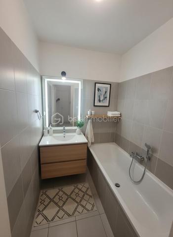 🏡 NICE OUEST – CANTA GALET

Appartement 2 pièces avec terrasse et parking en sous-sol – Idéal investissement ou premier achat.

Situé dans un environnement résidentiel recherché de Nice Ouest, découvrez ce charmant 2 pièces de 44 m² en rez-de-jardin, au sein d'une résidence sécurisée et parfaitement entretenue construite en 2000.

Bénéficiant d'une agréable exposition ouest, l'appartement profite d'une belle luminosité grâce à son exposition ouest. Son agencement fonctionnel offre un séjour confortable ouvert sur l'extérieur, une chambre indépendante, une cuisine pratique ainsi qu'un cadre de vie agréable et facile à vivre au quotidien.

L'atout majeur du bien : son espace extérieur privatif, idéal pour profiter des beaux jours, recevoir ou créer un véritable coin détente.

📍 Emplacement stratégique :

* À seulement 2 km des plages
* Campus Carlone à 1,7 km
* Commerces, transports et services accessibles rapidement
* Accès facile aux principaux axes routiers

Le bien est vendu avec une place de stationnement privative en sous-sol, un véritable confort au quotidien.

💰 Investissement sécurisé :
Appartement actuellement loué jusqu'en novembre 2026.
Loyer actuel : 778 € charges comprises, dont 50 € de provisions sur charges.

Les photos 2,4, 6 et 10 présentent des propositions d'aménagement réalisées par intelligence artificielle afin d'illustrer le potentiel du bien.

✅ Jardin privatif
✅ Parking en sous-sol
✅ Résidence récente et entretenue
✅ Proximité mer et universités
✅ Investissement locatif ou premier achat

Une belle opportunité sur le secteur de Nice Ouest à découvrir rapidement.