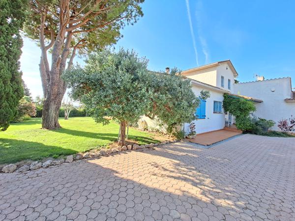 Perpignan SUD Villa 4 faces de Type 5 sur 4000m2 de terrain