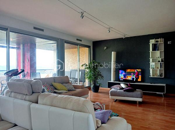Coup de cœur pour cet appartement dans une résidence avec piscine, située dans un quartier résidentiel au calme.  À l'origine un 3-pièces, transformé en un grand 2-pièces, il comprend une entrée, un très grand salon avec cuisine américaine donnant sur une terrasse ombragée de 22 m² plein sud, une chambre de 10,50 m², une salle d’eau, un WC indépendant, un balcon fermé de 9 m² côté est, placards et dégagement. Une cave de 5 m² et un garage box fermé de 13 m² complètent cet ensemble. En plus du garage inclus, une place de parking extérieure peut être vendue en option.