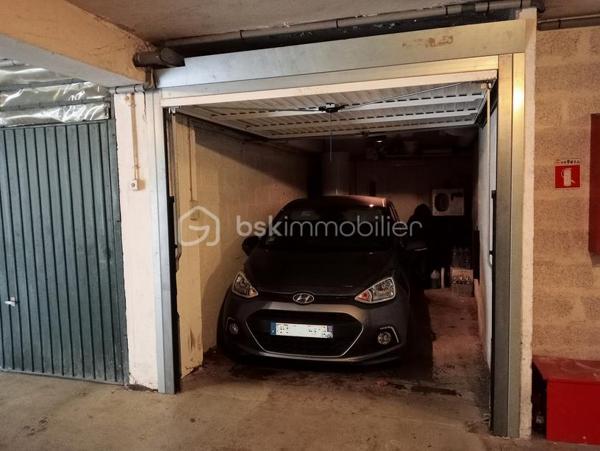 Coup de cœur pour cet appartement dans une résidence avec piscine, située dans un quartier résidentiel au calme.  À l'origine un 3-pièces, transformé en un grand 2-pièces, il comprend une entrée, un très grand salon avec cuisine américaine donnant sur une terrasse ombragée de 22 m² plein sud, une chambre de 10,50 m², une salle d’eau, un WC indépendant, un balcon fermé de 9 m² côté est, placards et dégagement. Une cave de 5 m² et un garage box fermé de 13 m² complètent cet ensemble. En plus du garage inclus, une place de parking extérieure peut être vendue en option.