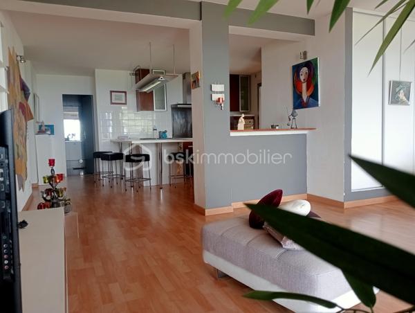 Coup de cœur pour cet appartement dans une résidence avec piscine, située dans un quartier résidentiel au calme.  À l'origine un 3-pièces, transformé en un grand 2-pièces, il comprend une entrée, un très grand salon avec cuisine américaine donnant sur une terrasse ombragée de 22 m² plein sud, une chambre de 10,50 m², une salle d’eau, un WC indépendant, un balcon fermé de 9 m² côté est, placards et dégagement. Une cave de 5 m² et un garage box fermé de 13 m² complètent cet ensemble. En plus du garage inclus, une place de parking extérieure peut être vendue en option.
