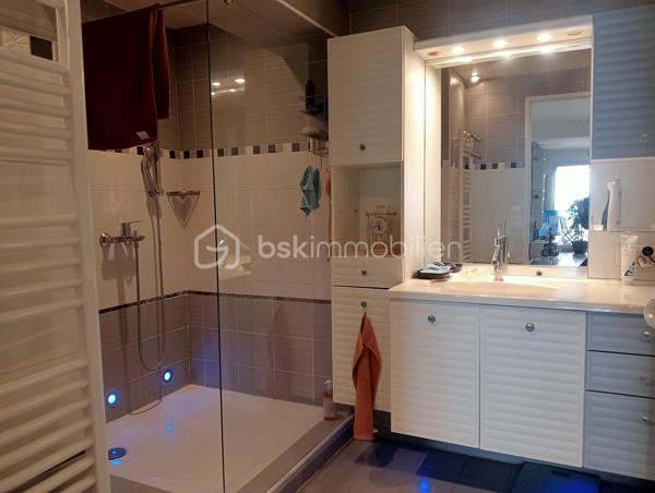 Coup de cœur pour cet appartement dans une résidence avec piscine, située dans un quartier résidentiel au calme.  À l'origine un 3-pièces, transformé en un grand 2-pièces, il comprend une entrée, un très grand salon avec cuisine américaine donnant sur une terrasse ombragée de 22 m² plein sud, une chambre de 10,50 m², une salle d’eau, un WC indépendant, un balcon fermé de 9 m² côté est, placards et dégagement. Une cave de 5 m² et un garage box fermé de 13 m² complètent cet ensemble. En plus du garage inclus, une place de parking extérieure peut être vendue en option.